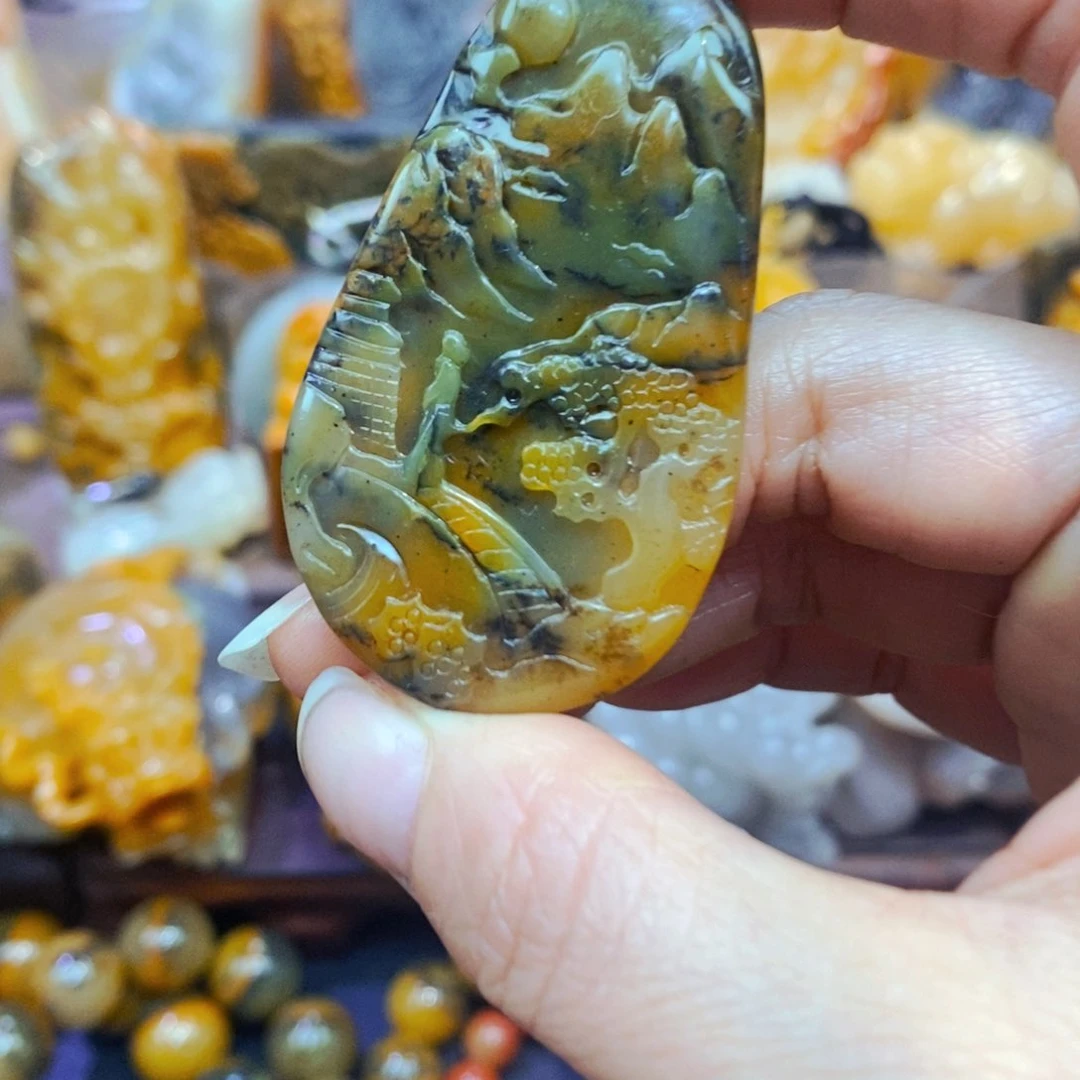 未镶嵌石英质玉（黄龙玉）颈饰