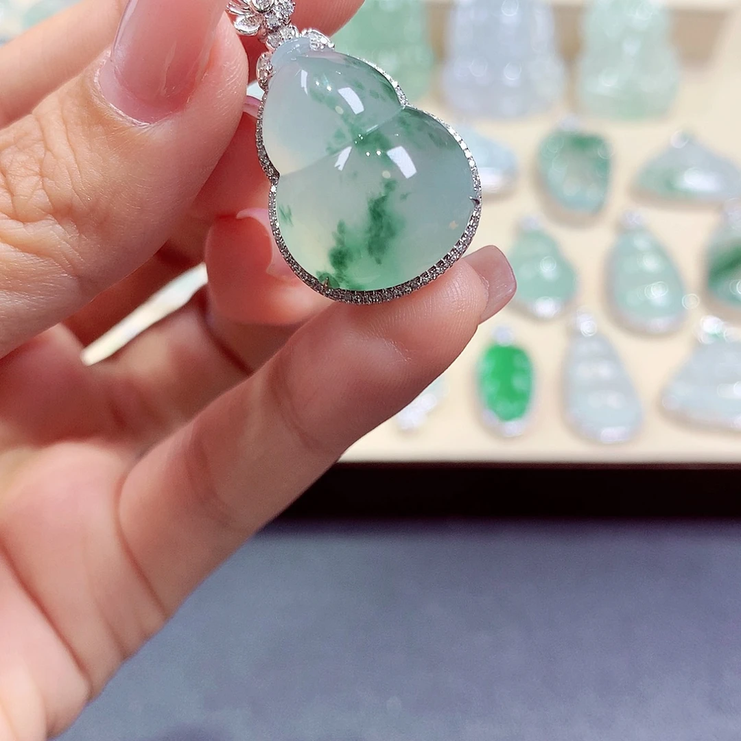 翡翠18K金镶嵌颈饰翡翠