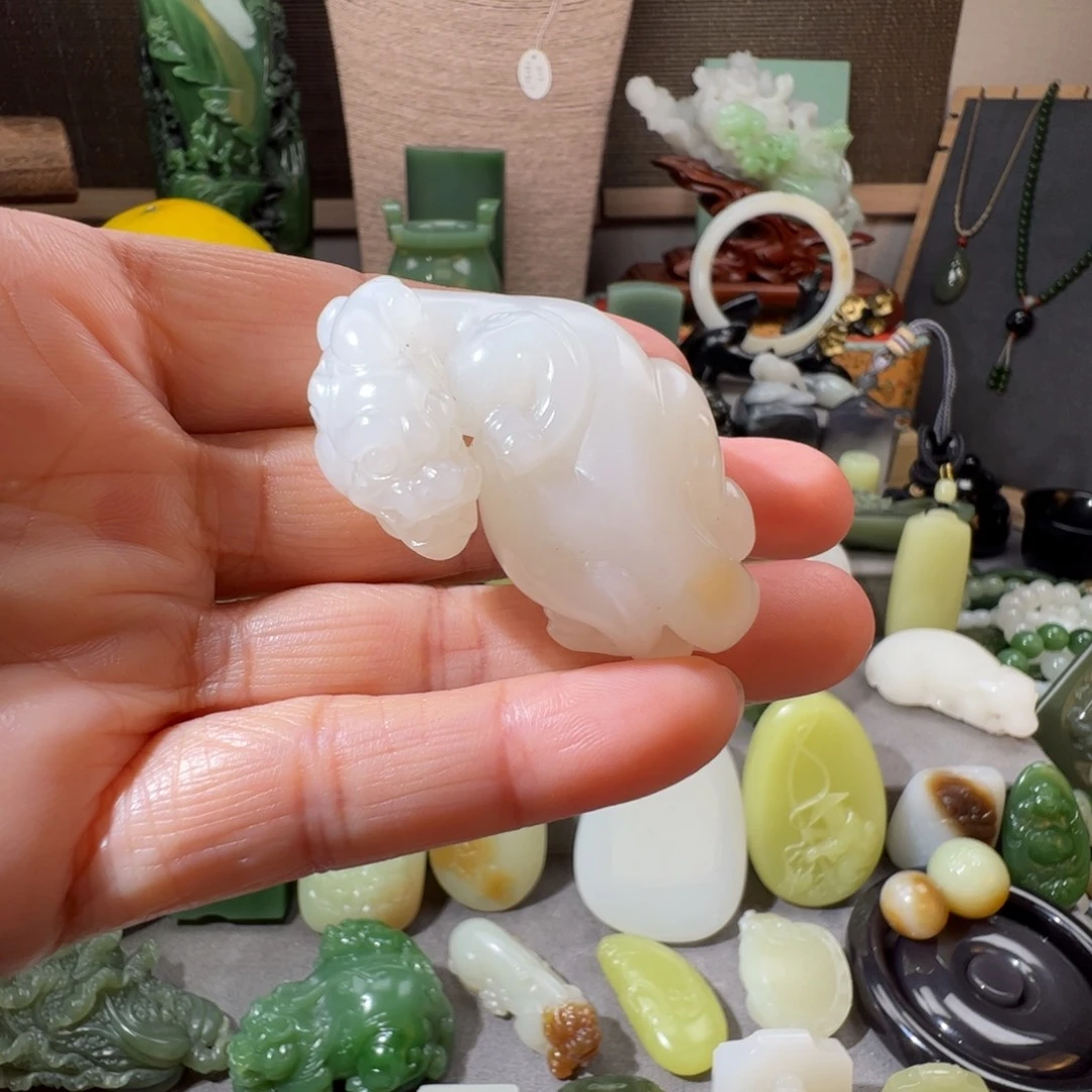 林***处和田玉未镶嵌颈饰