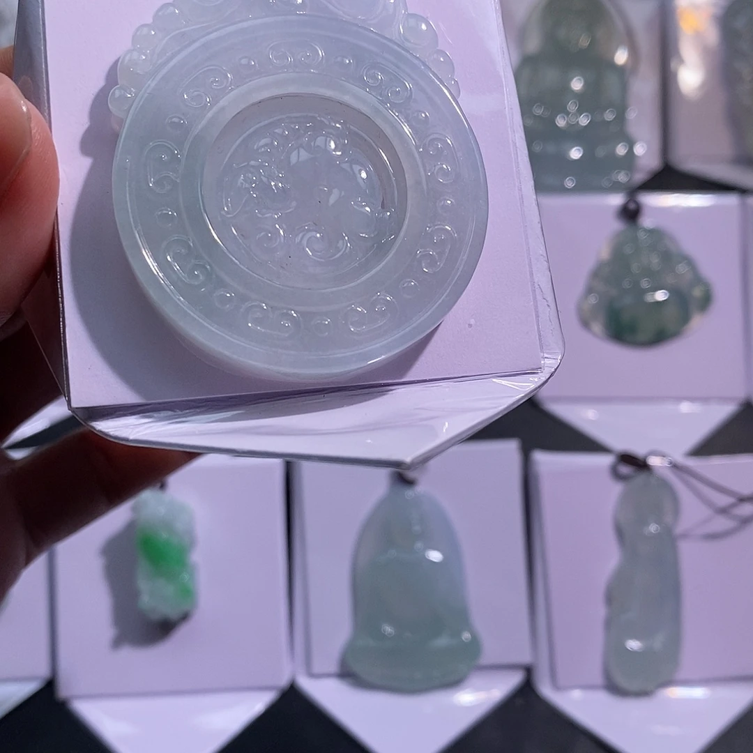 翡翠未镶嵌颈饰时来运转