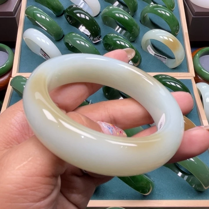 和田玉未镶嵌手镯