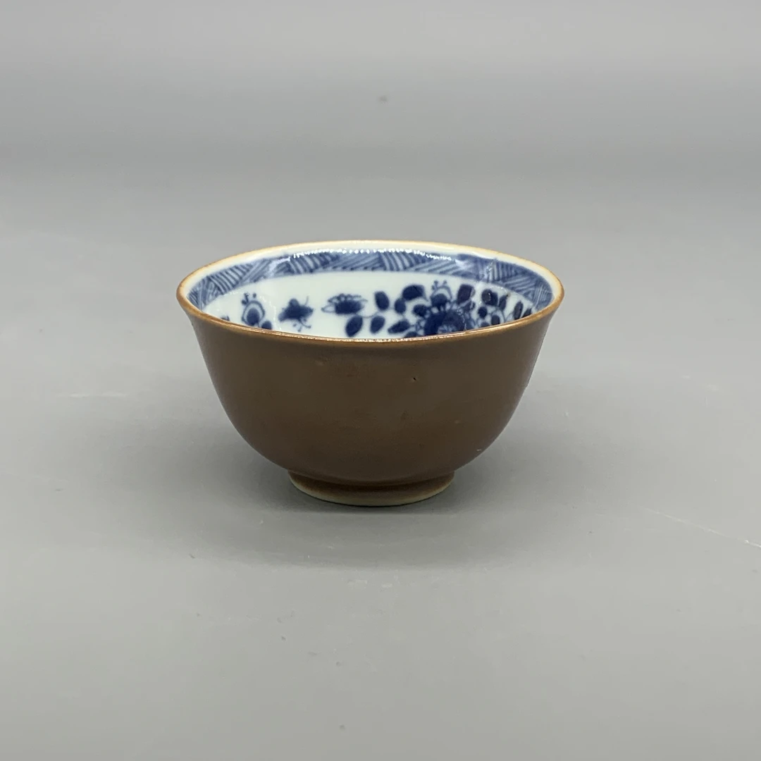 62512056*清康熙外紫青釉内青花花卉纹杯/瓷器六/江苏省文物总店Y