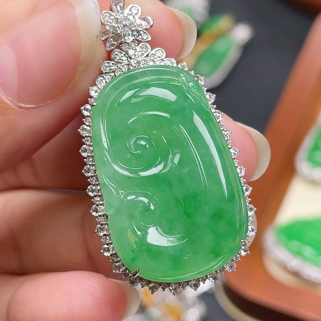 翡翠18K金镶嵌颈饰绿如意