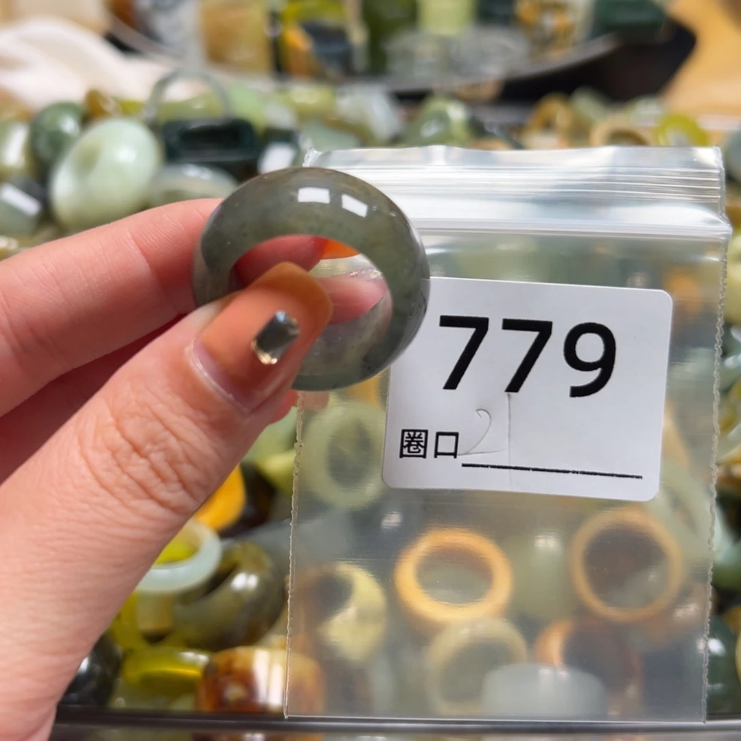 哆****蛇纹石玉未镶嵌戒指