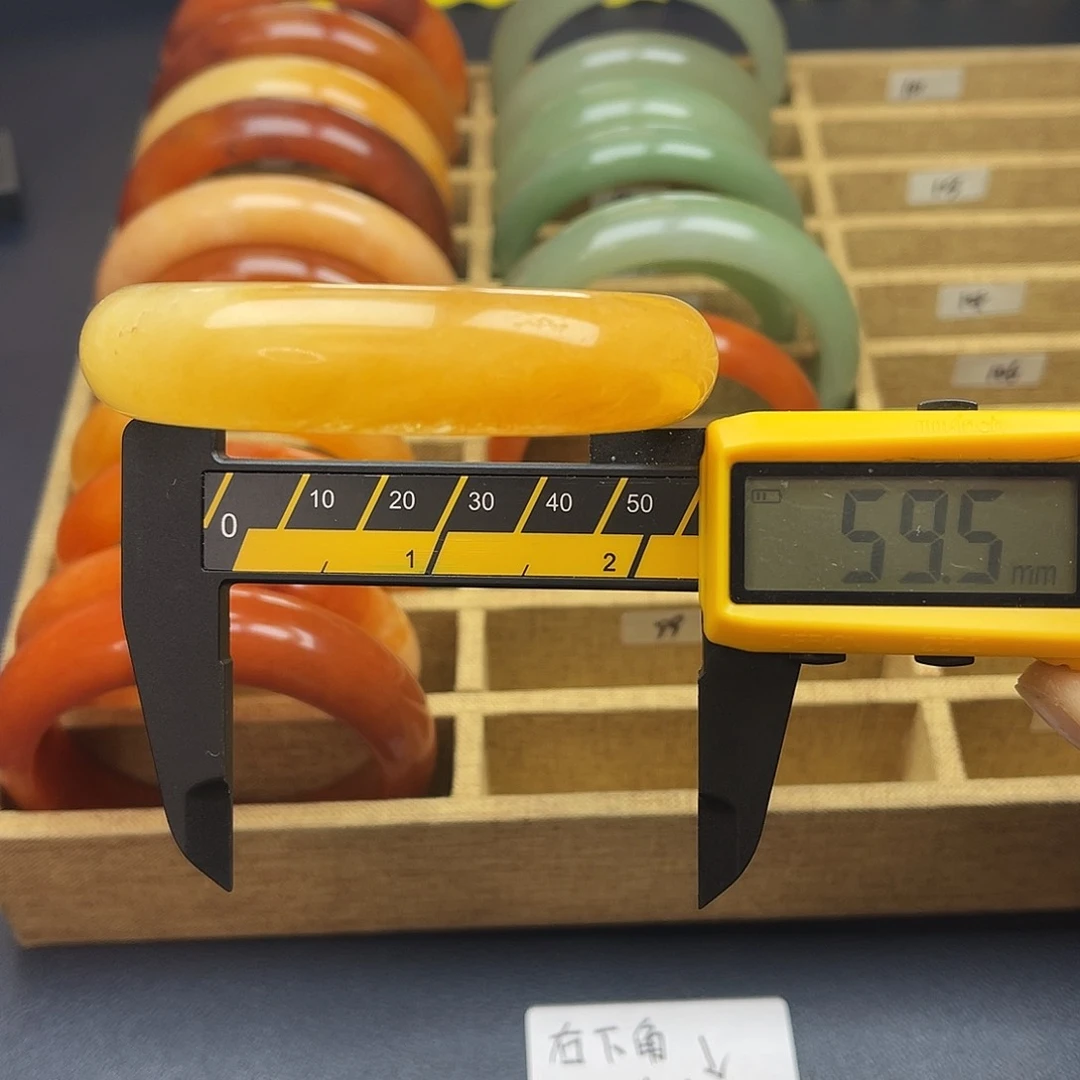 未镶嵌石英质玉（黄龙玉）手镯98