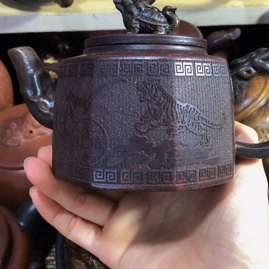 茶壶紫砂原矿泥料手工制作的一把紫砂壶。