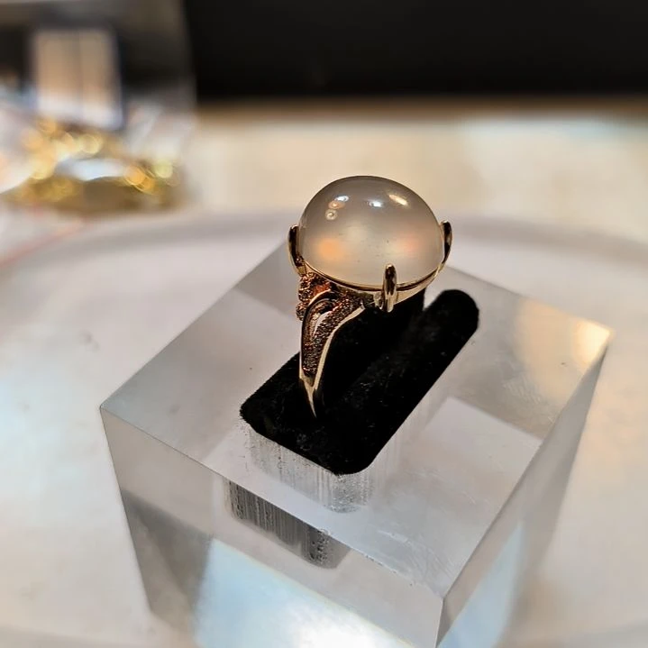 余***忧石英岩玉未镶嵌戒面