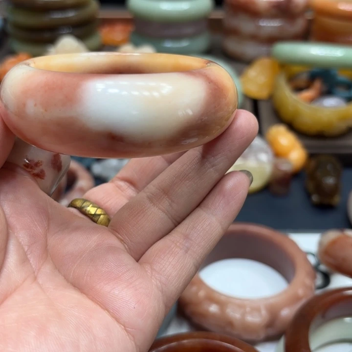 玲***玲石英岩玉合金颈饰