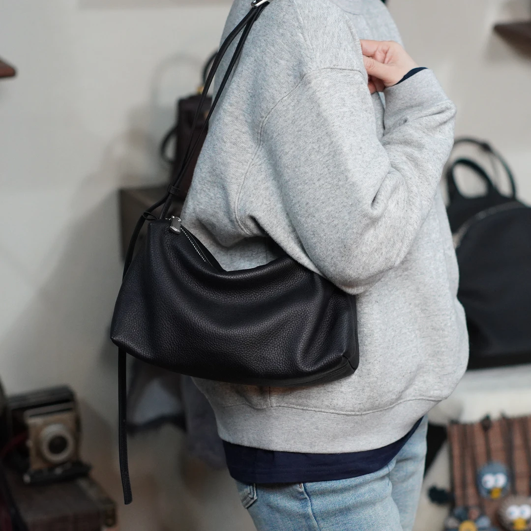 [冰语]2025秋冬新款真皮女包简约百搭休闲单肩斜跨枕头包-250101