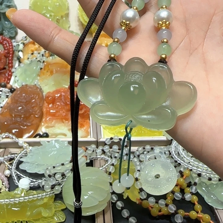 未镶嵌蛇纹石玉吊坠小**?