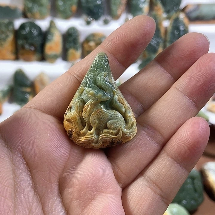 颈饰未镶嵌岫岩河磨玉（透闪石质玉）