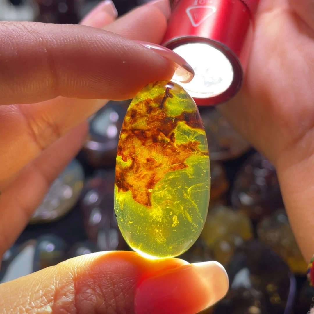 琥珀裸石未镶嵌？