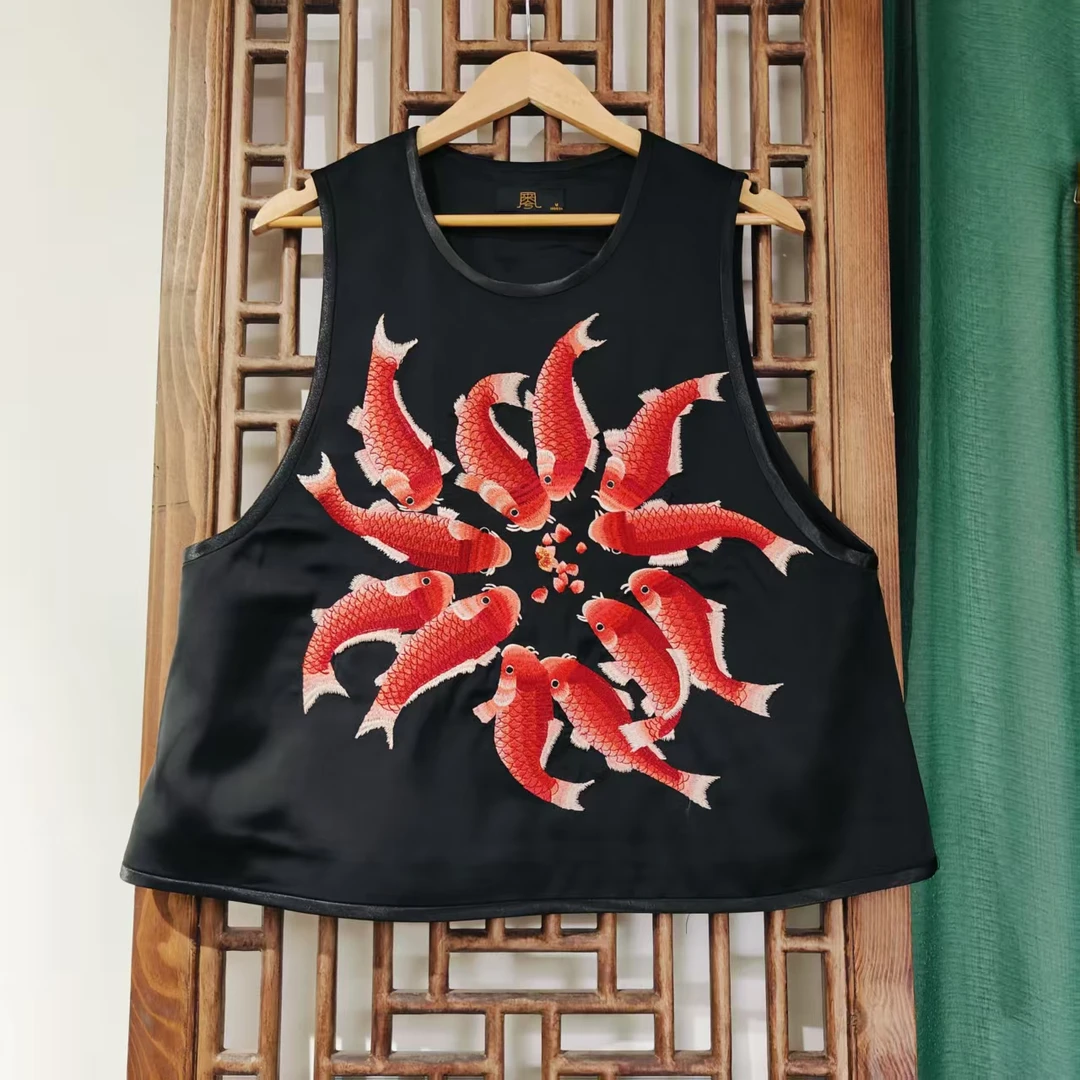 （LS317-21）凤徕兮私人定制黑色光板底十二条红鱼刺绣圆领马甲