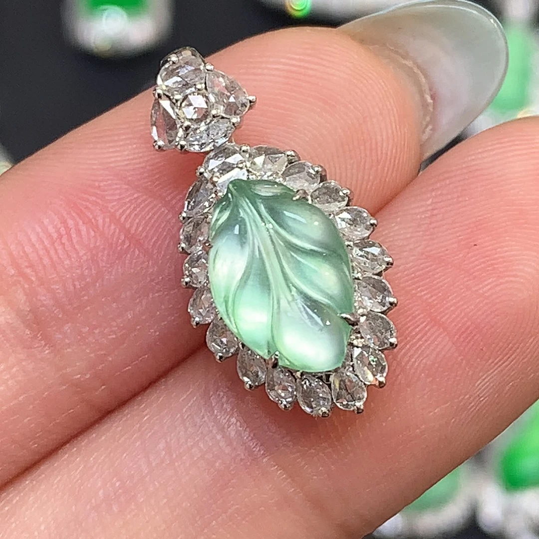 翡翠18K金镶嵌颈饰叶子