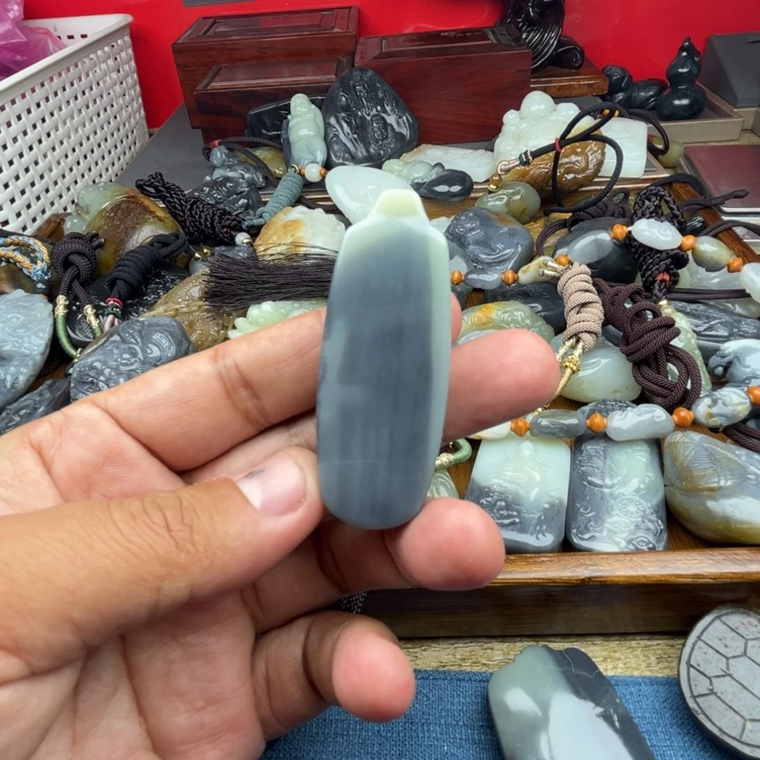 和田玉颈饰未镶嵌查**人