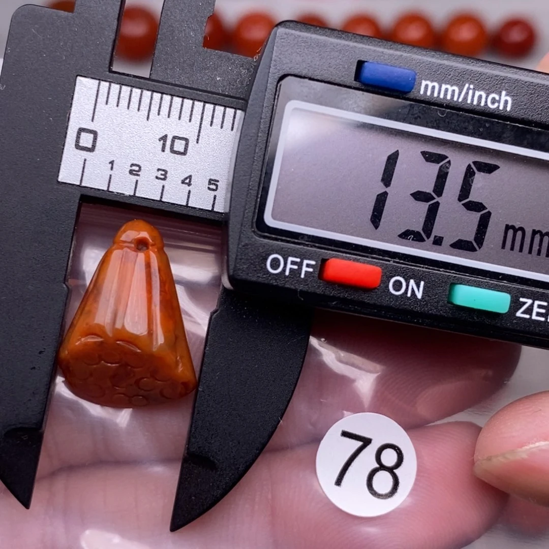 南红玛瑙未镶嵌配饰有瑕疵