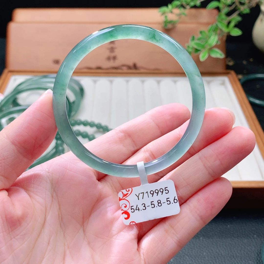 翡翠未镶嵌手镯（圆镯）