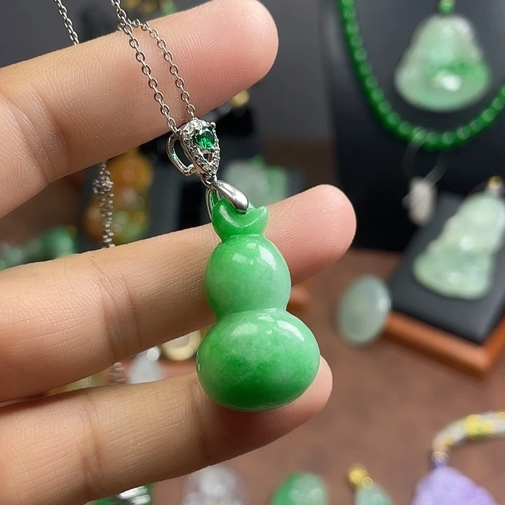 翡翠未镶嵌吊坠(赠链)