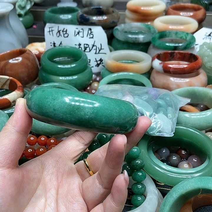 石英质玉手镯未镶嵌