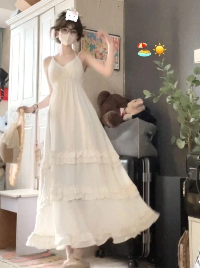 甜妹夏季吊带连衣裙设计感重工木耳边露背拍照法式小心机长裙子