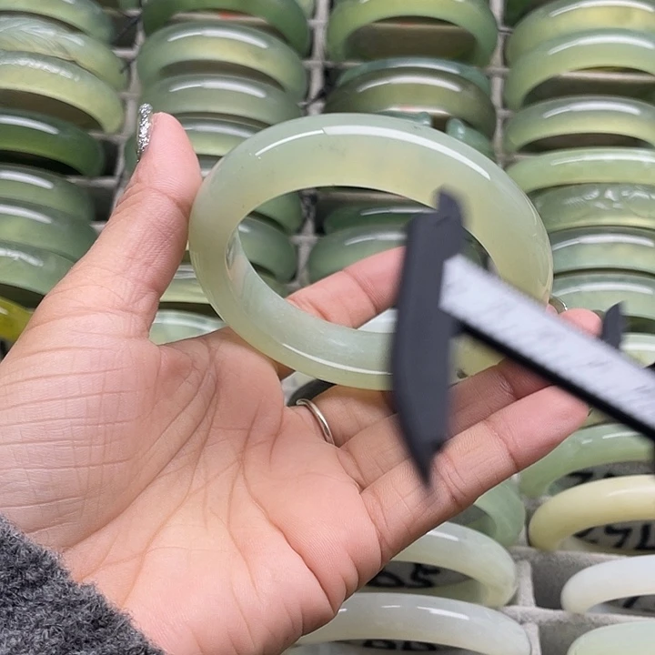 蛇纹石玉未镶嵌手镯270