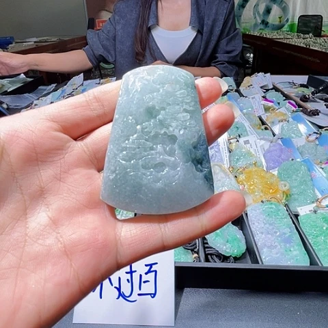 翡翠未镶嵌颈饰一个