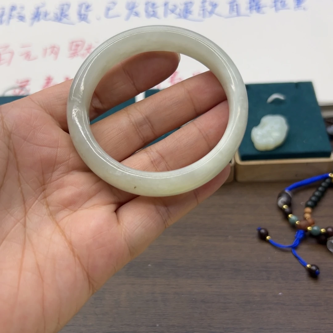 和田玉未镶嵌手镯55.5圈围394瑕