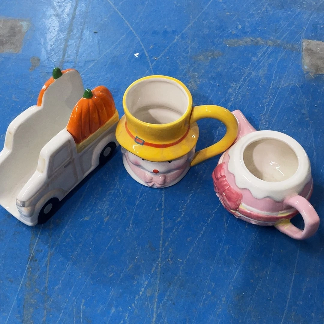 摆件小***花 磕碰。 封釉。