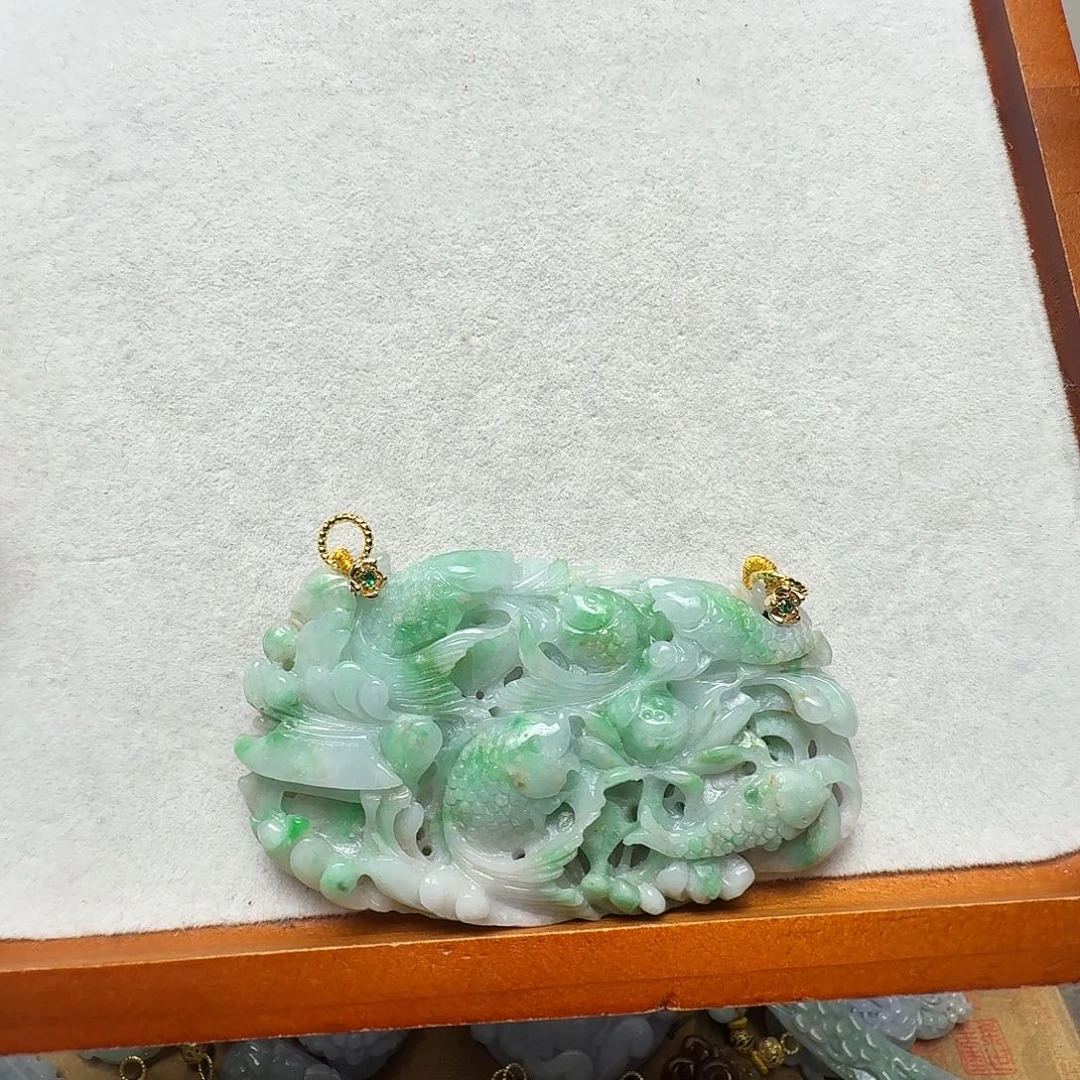 翡翠未镶嵌吊坠(赠链)