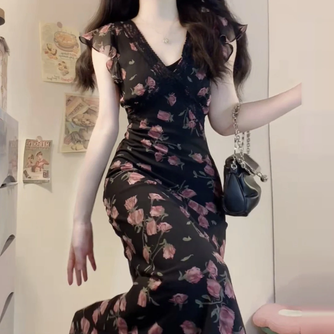 今年流行法式v领碎花连衣裙子女夏季2025新款小飞袖修身收腰长裙