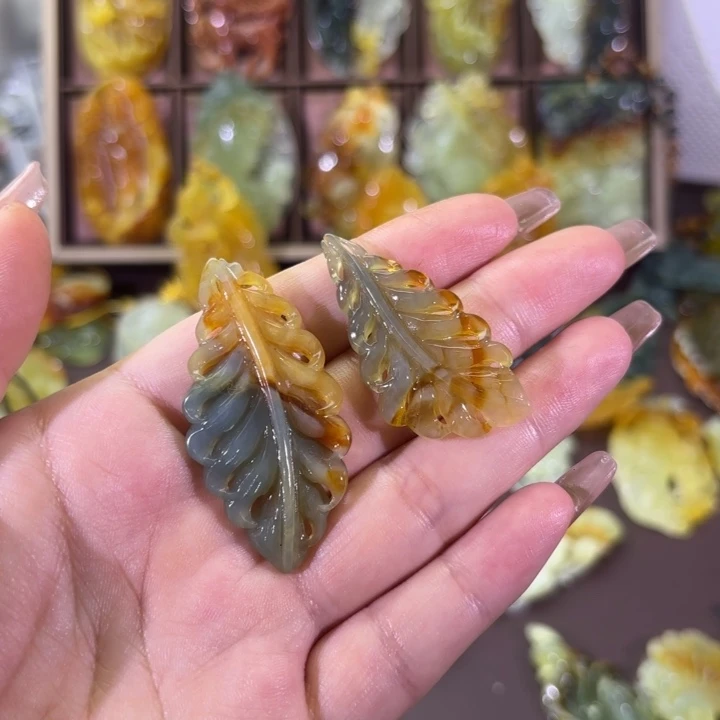 未镶嵌蛇纹石玉颈饰烟****梦
