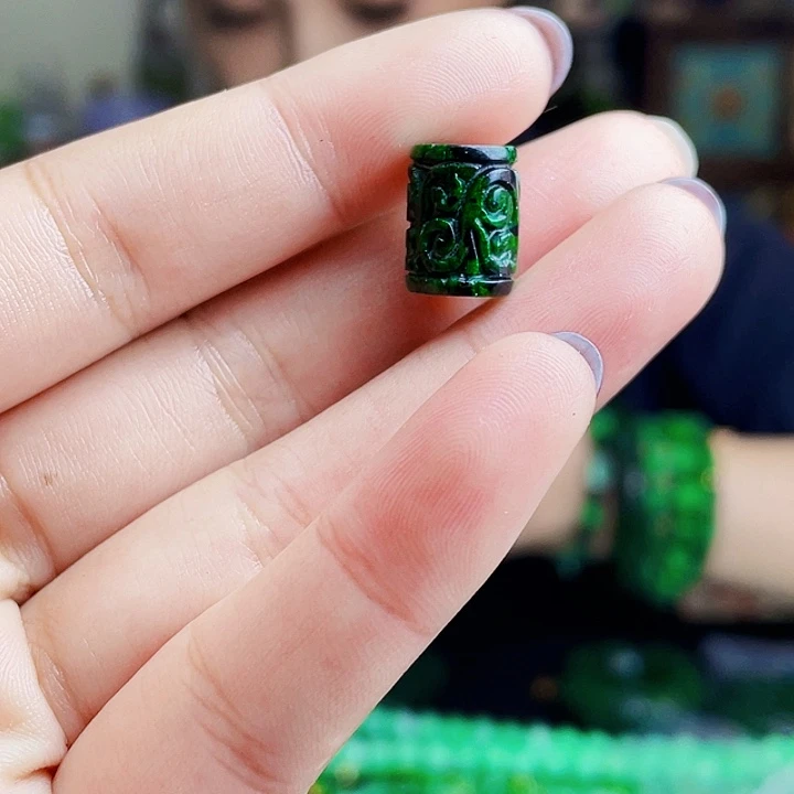 翡翠未镶嵌颈饰多样性