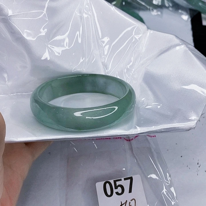 翡翠未镶嵌手镯一图一物实物为准（微瑕处理）