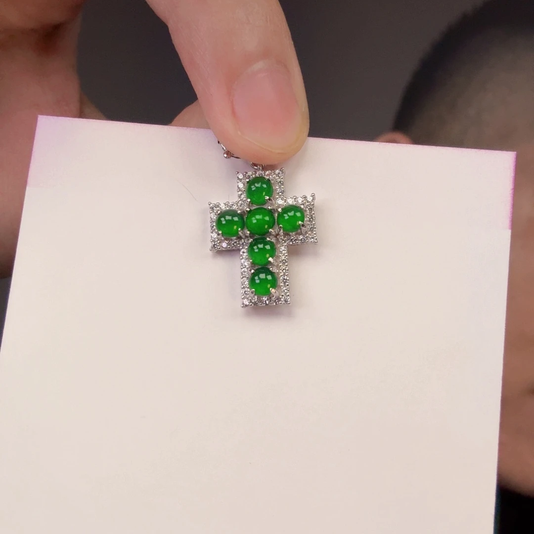 翡翠未镶嵌颈饰一件