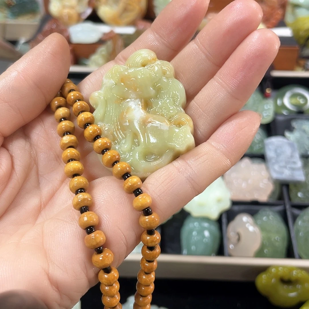 蛇纹石玉颈饰未镶嵌
