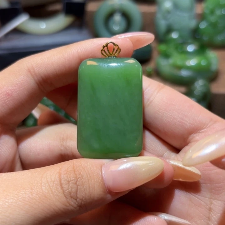 颈饰18K金镶嵌和田玉（碧玉）