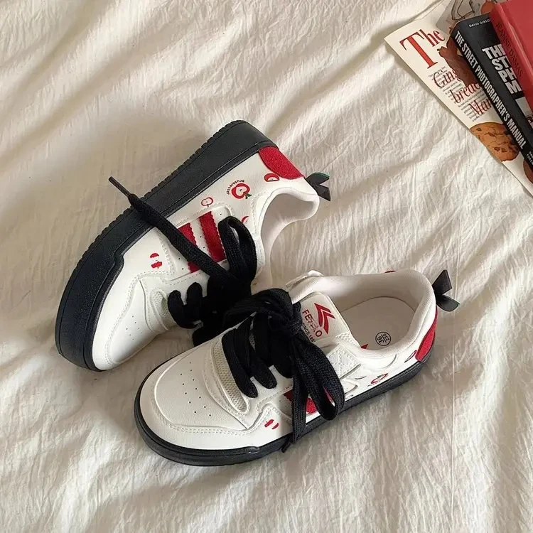 2025新款小众设计红苹果厚底板鞋女学生百搭休闲小白百搭小众鞋子