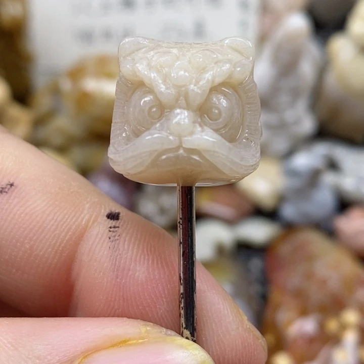 颈饰未镶嵌硅化珊瑚（珊瑚玉）