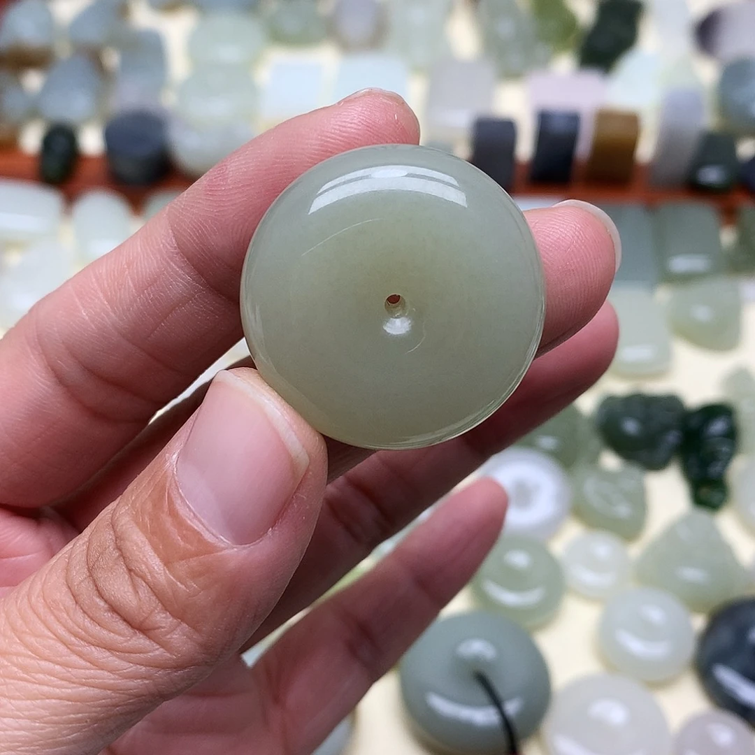 繁***笑和田玉未镶嵌颈饰