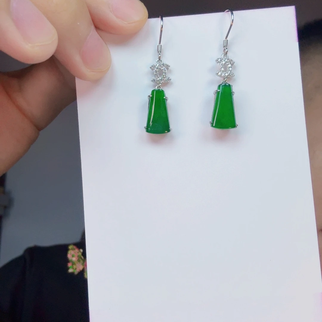 翡翠未镶嵌颈饰一对