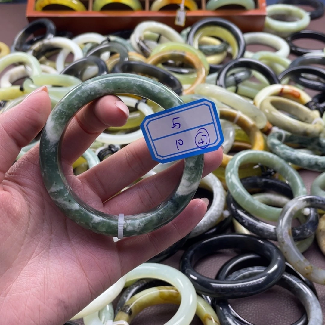 与***蛇纹石玉未镶嵌手镯