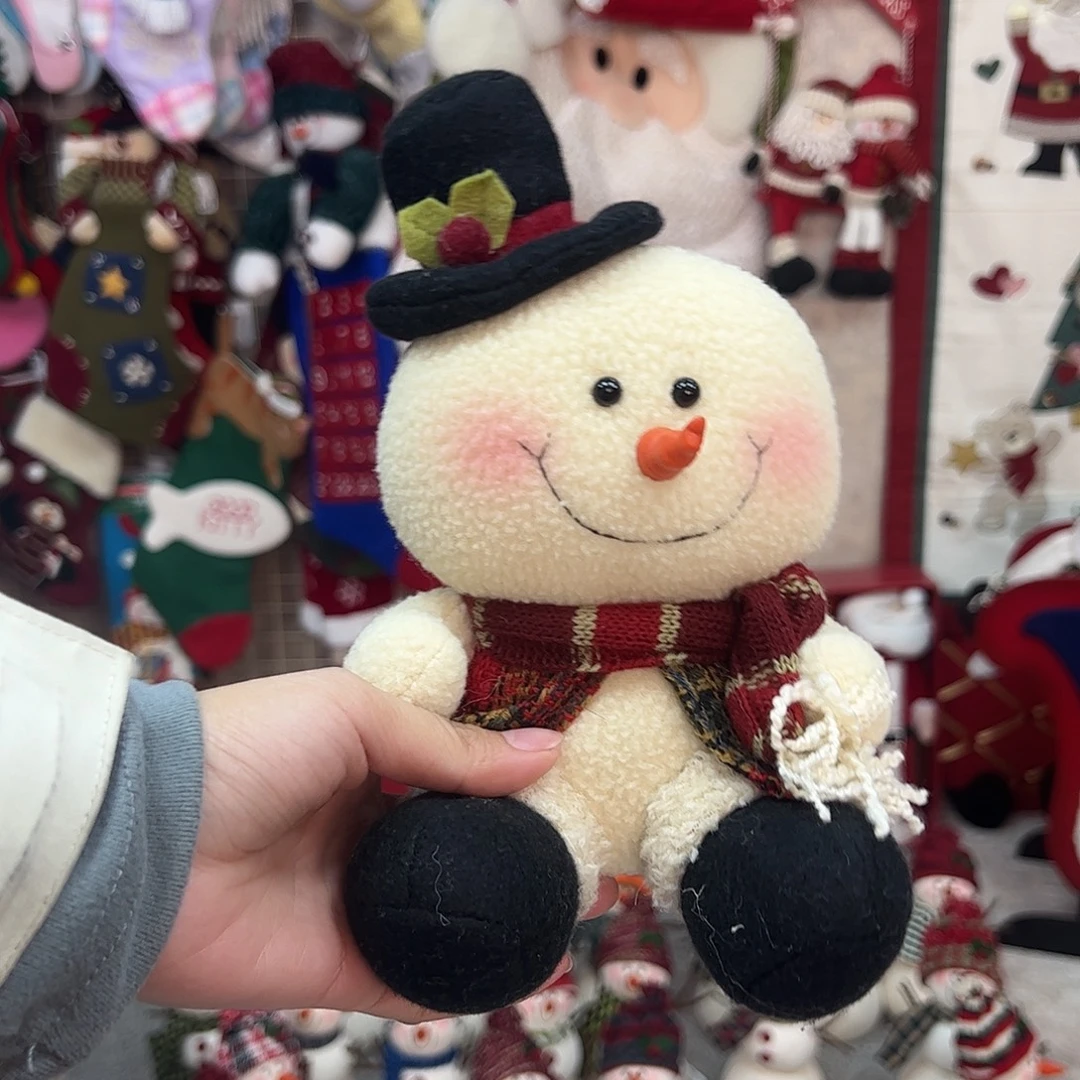 毛绒黑帽雪人摆件