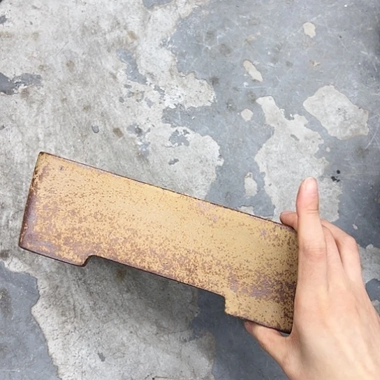 紫砂花盆中放一朵玫瑰花