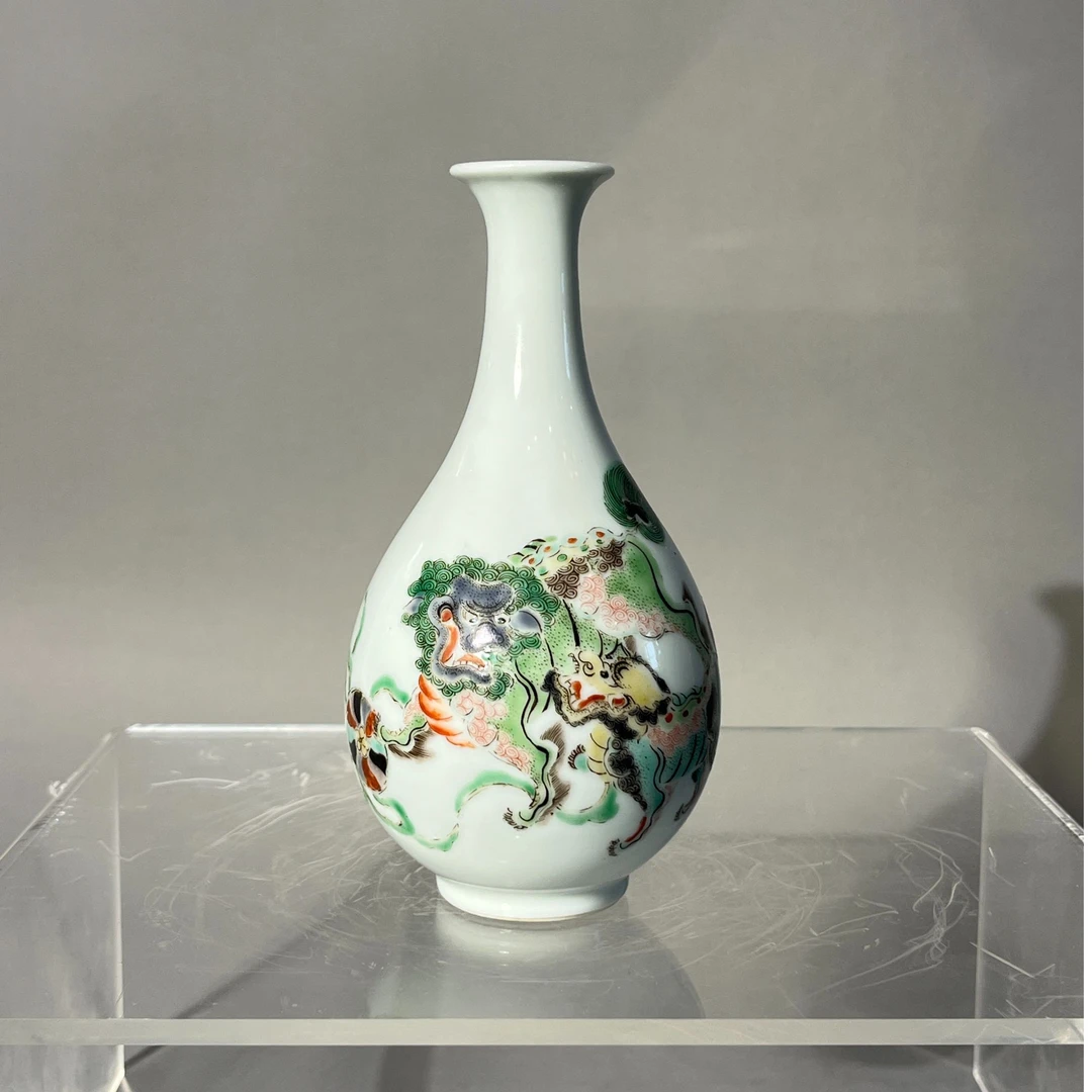 五彩狮子纹胆瓶