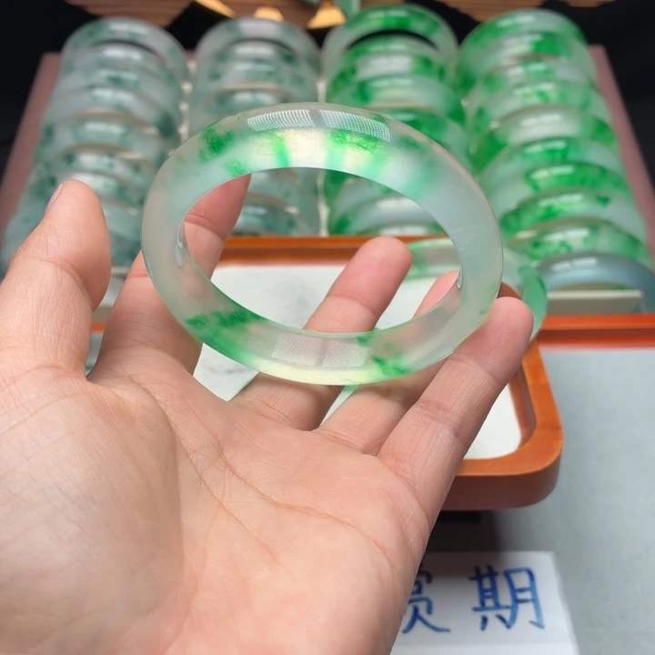 招****石英质玉未镶嵌手镯