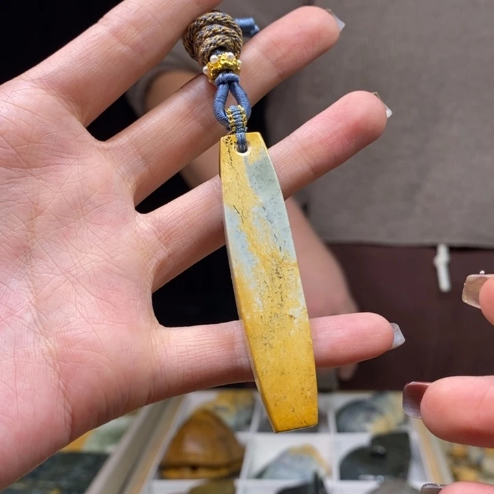 岫岩河磨玉（透闪石质玉）颈饰未镶嵌