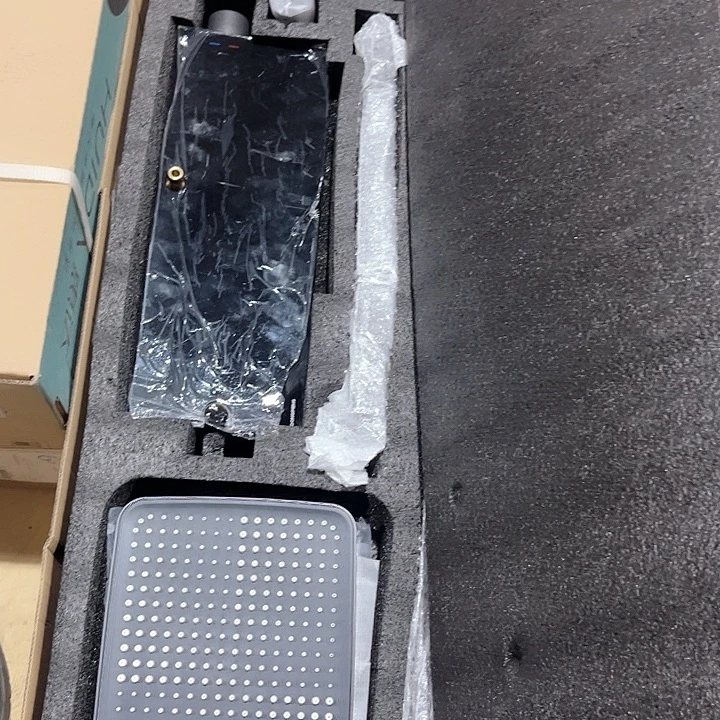 明装钢琴键花洒套装。