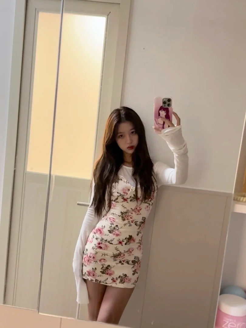 法式氛围感穿搭设计感长袖T恤上衣配碎花修身收腰连衣裙两件套女