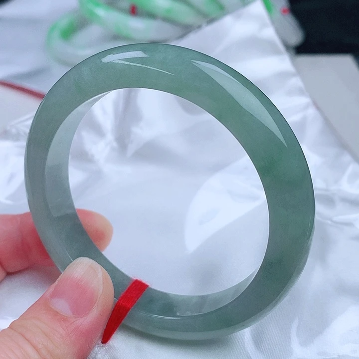 翡翠手镯未镶嵌。。