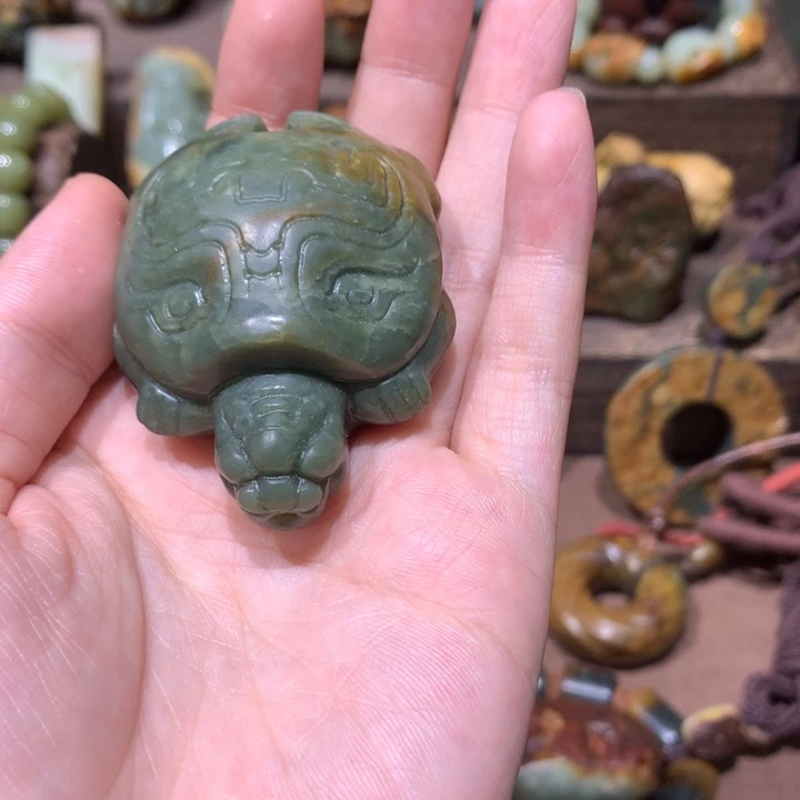 未镶嵌岫岩河磨玉（透闪石质玉）把件